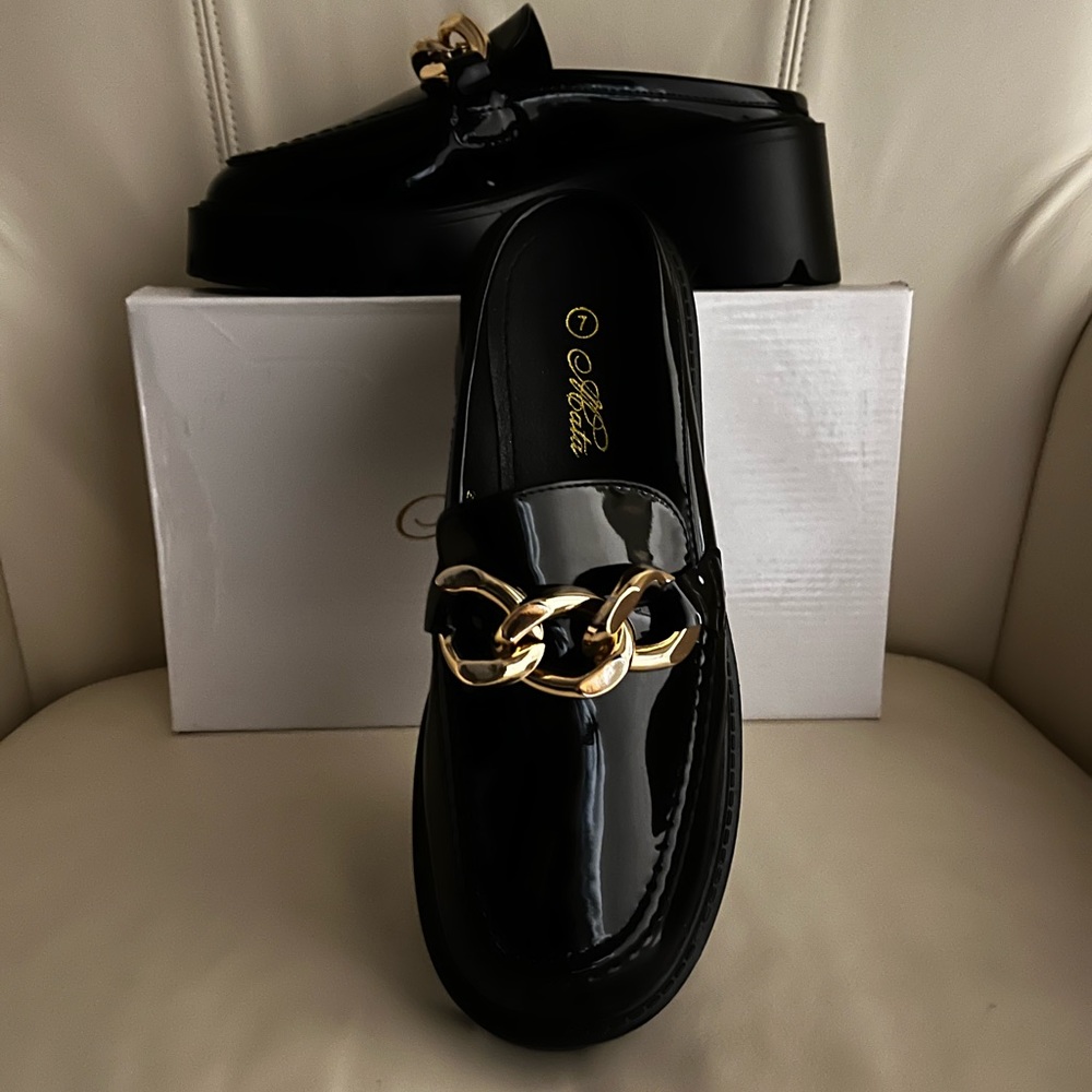 Black Patent lugged sole shoes NIB sz 7 ON TREND!!